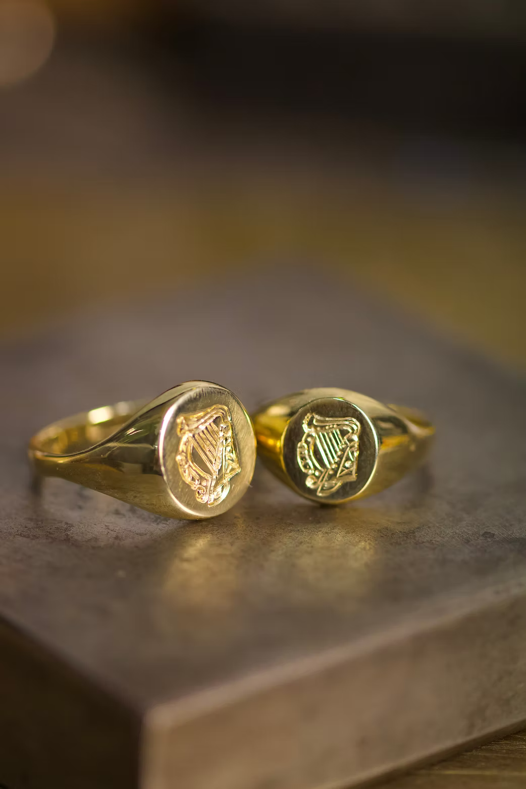 Small 9k gold harp signet ring